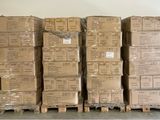 de nombreux cartons empilés sur des palettes dans un entrepôt