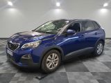 une voiture bleue garée dans un garage au sol en damier