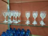 les bouteilles et les verres sont posés sur une étagère dans un magasin