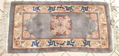 un tapis posé au sol sur lequel figurent des chiffres