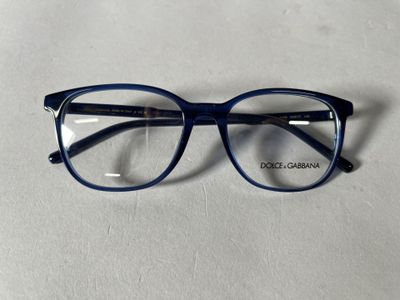 gros plan d'une paire de lunettes sur une surface blanche