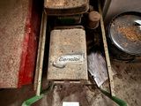 une cuisine sale avec une cuisinière sale et une poubelle sale