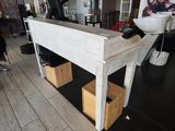 une table en bois avec un lavabo et un miroir en arrière-plan