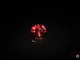 gros plan d'un diamant rouge sur une surface noire