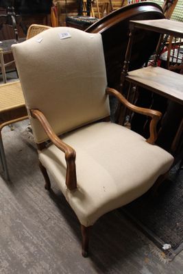 une chaise qui se trouve au milieu d'une pièce
