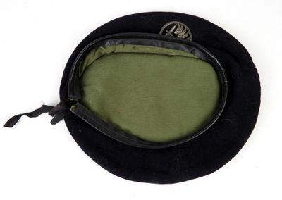 un chapeau noir doublé de vert sur fond blanc