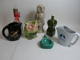 de nombreux objets en céramique de toutes sortes sur la table