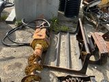 beaucoup de vieilles machines qui traînent par terre