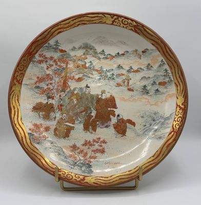 une photo d'une assiette décorée d'une peinture, posée sur un support