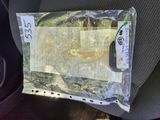 un sachet de cannabis posé sur le siège d'une voiture