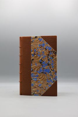 un livre marron orné d'un motif bleu et marron