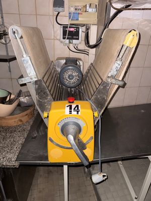 une machine posée sur une table dans une pièce