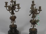 paire de candélabres anciens en laiton sur base en marbre