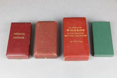Quatre ECRINS de MEDAILLES dont un marqué "La Fédération des…