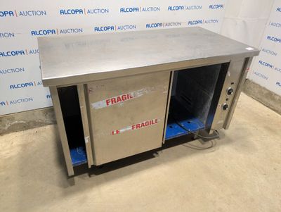 une photo d'une table en acier inoxydable avec un congélateur en dessous