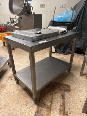 une photo représentant une table sur laquelle est posée une poêle, dans une cuisine
