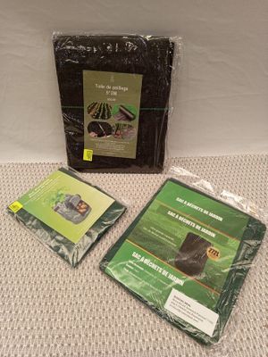 lot de 24 pieces comprenant : - 15 toiles de paillages