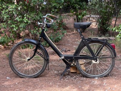 un vélo garé sur le bord de la route