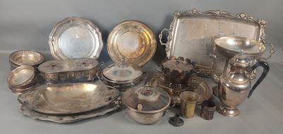 beaucoup d'objets en argent posés sur une table