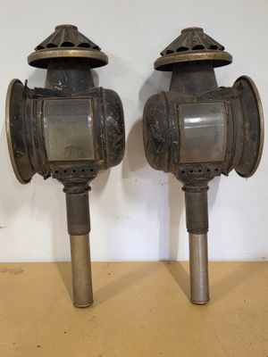 deux bouches d'incendie à l'ancienne posées sur une table