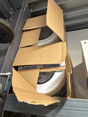 une boîte en carton posée sur une étagère