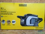le carton d'un aspirateur noir et blanc posé sur une surface en bois
