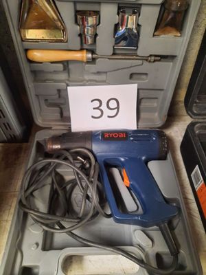 une boîte contenant des outils et une pancarte sur laquelle est inscrit « 39 »