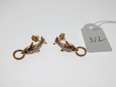 deux paires de boucles d'oreilles en or et diamants sur fond blanc