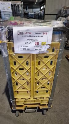 une caisse jaune sur laquelle est accrochée une étiquette, dans un entrepôt