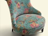 une chaise bleue ornée d'un motif floral