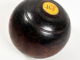 une balle noire sur laquelle est collé un autocollant jaune