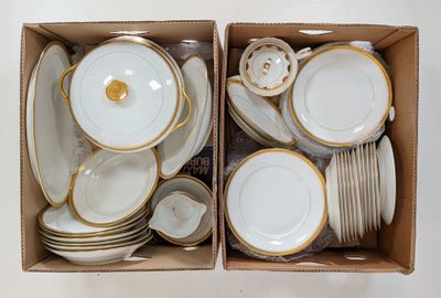 deux boîtes d'assiettes et de bols en porcelaine blanche et dorée