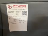 une étiquette apposée à l'avant d'une machine à laver sur laquelle est inscrit « fvp control »