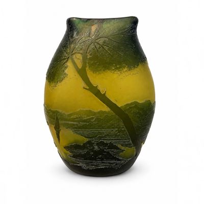 un vase orné d'une image représentant un arbre