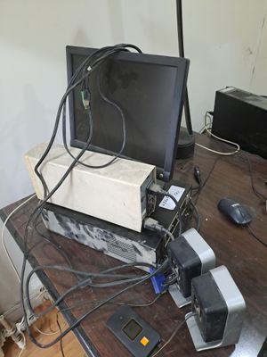 un bureau sur lequel se trouvent un écran, un clavier, une souris et d'autres appareils électroniques