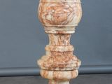 une femme debout à côté d'un grand vase