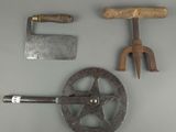 Trois types d'outils différents sont présentés sur une surface grise