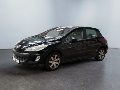 la petite voiture noire est garée dans une grande pièce