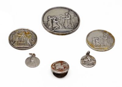 quatre types différents de pièces d'argent et d'or sur un fond blanc