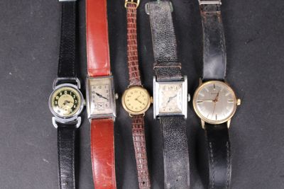 Plusieurs modèles de montres sont exposés sur un fond noir