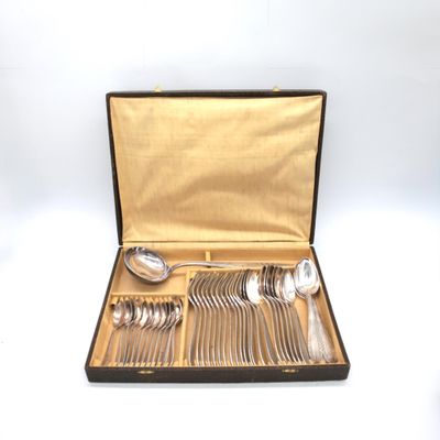 un coffret contenant de l'argenterie sur une surface blanche