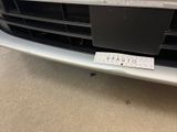 a sign on the front of a car that says warrant