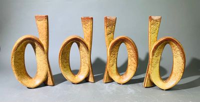 trois lettres en bois sculptées en forme de lettres
