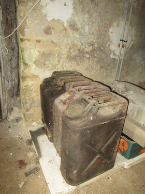 deux vieilles valises posées dans le coin d'une pièce