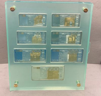 une plaque en verre sur laquelle figurent de nombreuses images différentes