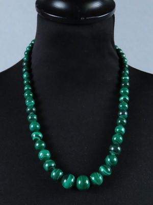 Collier constitué de 52 perles de malachite en chute (D.
