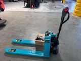 un chariot élévateur bleu transportant une caisse dans un entrepôt