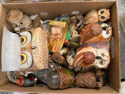 une boîte en carton remplie d'objets hétéroclites sur le sol