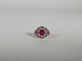 un gros plan d'une bague ornée d'un rubis au centre