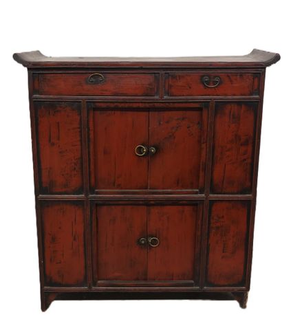 CHINE - Fin XIXe siècle - Commode en bois laqué rouge ouvrant à d...
